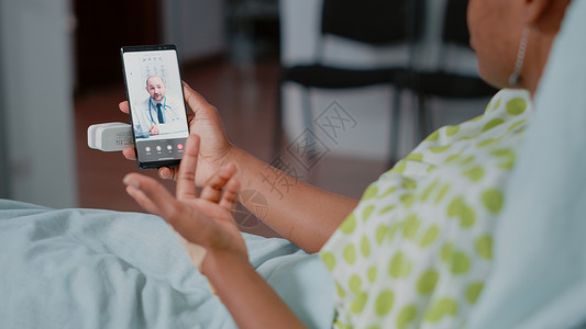 病人用视频电话收留智能手机的近距离患者技术成人保健医院医生药物住院卫生病房医疗背景