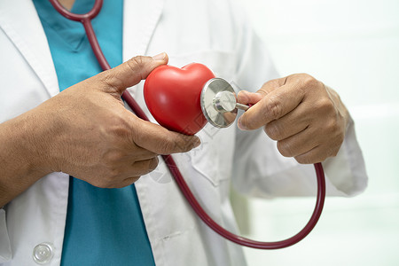血管老化医生在医院病房怀着红心 健康强健的医学概念机构捐款苗圃家庭疾病收容所专家卫生心脏病学照顾者背景