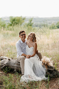 新婚夫妇散步时的年轻夫妇男人女孩干花森林裙子眼镜夫妻树木场地婚礼图片