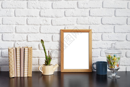 木制表格上挂图框的书本推广照片房间桌面嘲笑相框图书公寓办公室桌子背景图片