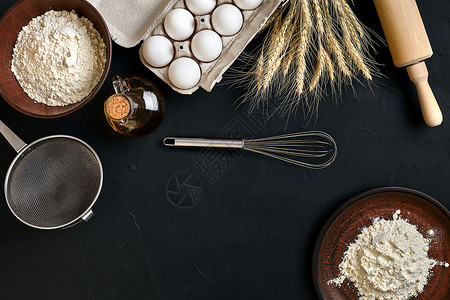 高铁顶部素材黑厨房餐桌上的面食烹饪素材 顶视图带有文字空间糕点工具面条木板小麦面包美食黑板蛋糕乡村背景