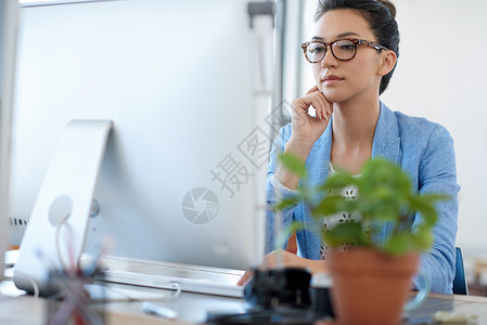 努力实现金融稳定 职业年轻女性在办公室里看着电脑屏幕思考背景