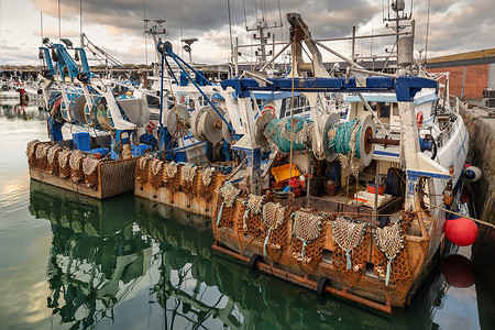 Rusty船和捕扇贝渔网疏浚渔业鲱鱼商业扇贝海洋英语蛤蜊港口耙子图片