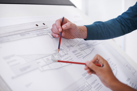 精准度 两名建筑师在图纸板上写建筑计划的拍到的一张照片背景