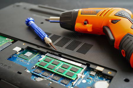 修复和升级笔记本 电子 计算机硬件和技术概念的电路主板服务作坊工作母板数据维修工程师内存保修单诊断背景图片