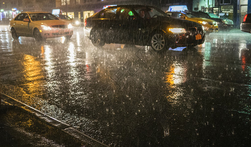 开着汽车在城市街道的雨中行驶图片