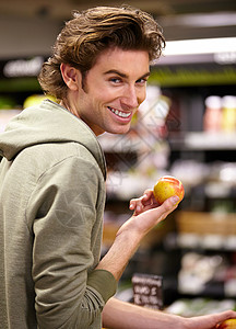 我要这个 一个在商店买水果的年轻男人背景图片