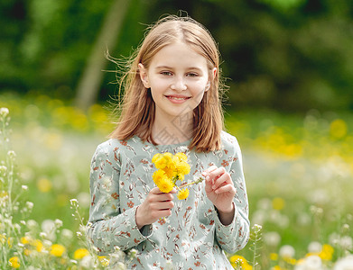 性质上为女童的少女童年晴天情感公园孩子自由花朵花束青少年女儿图片