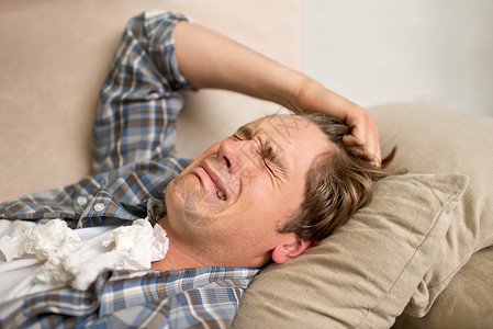 心情沉重一个年轻人在沙发上 躺在沙发上时哭着哭泣 带着组织背景