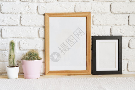 照片架子桌上的广场木制照相板和仙人掌植物房子画廊海报装饰风格办公室照片正方形桌子艺术背景