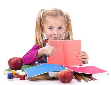 小聪明女孩拿着一本书 看它 白色背景的白脸孩子家庭作业教育黑色女士阅读童年知识幼儿园工作室背景图片