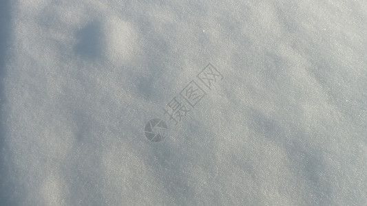 冬季的雪景阳光明媚 风景晴朗 有天然雪色背景 从上到下可以看到近距离柔软度降雪宏观水晶雪花冻结季节摄影磨砂大雪背景图片