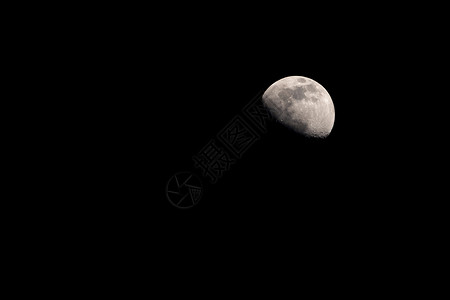 月亮在黑天空中阴暗背景图片