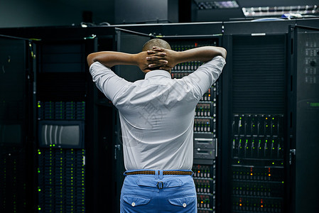 当网络被核爆时 信息技术技术员在数据中心修理计算机时有困难的后视镜拍摄了背景