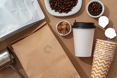 纸袋模板白棕棕色奶脂纸袋袋 配有咖啡豆和纸杯供设计商业黑色牛皮纸空白品牌广告包装杯子产品店铺背景