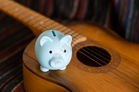 弹吉他猪在吉他上用猪猪银行保存音乐和储蓄概念学习体积赞美诗销售量音乐会唱歌戏剧古董工作室作曲家背景