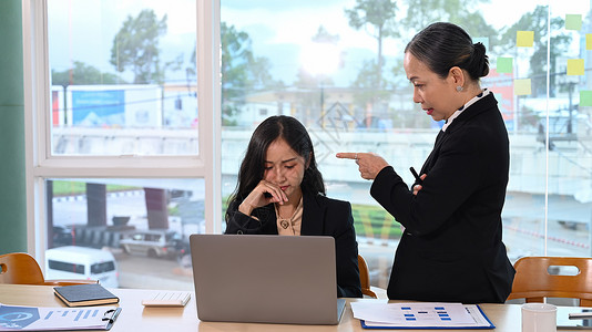 愤怒的成熟老总经理骂人 指控年轻女雇员 口头警告说工作失败背景