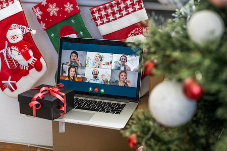 虚拟圣诞节家庭聚会 视频会议 通过家庭办公室的计算机进行视频通话 在线团队礼物开幕式电话会议课程自由职业者互联网技术桌子笔记本假背景图片
