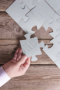 木制生化板上有不完整的拼图解决方案合作馅饼战略挑战桌子团队创造力教育成功背景图片