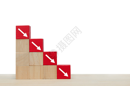 方块箭头指向红木块的箭头 显示投资或商业倒闭的迹象以及利润密码服务衰退积木贸易市场价技术经济衰退失败背景