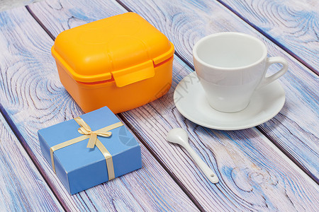 天地盖盒塑胶黄色午餐盒 礼品和配有木本底碟的杯子野餐用具餐具家庭饭盒学校飞碟盒子厨房竹子背景