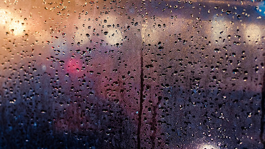 散景水滴在雨天的抽象交通 查看从汽车座椅 雨天 雨滴落在窗户上 雨天 雨和散景背景