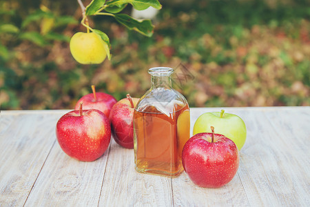 未经发酵的瓶子里的苹果醋醋 有选择的焦点酒精性国家收成损失食物果汁烹饪液体水果玻璃背景