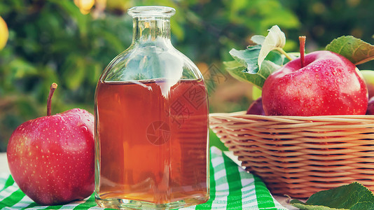 瓶子里的苹果醋醋 有选择的焦点餐巾桌子烹饪重量生物食物营养康复水果液体图片