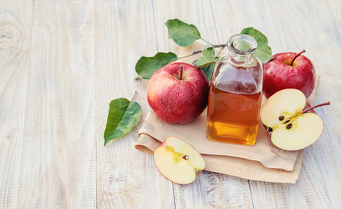 未经发酵的瓶子里的苹果醋醋 有选择的焦点桌子重量收成玻璃酵素饮食食物敷料餐巾果汁背景
