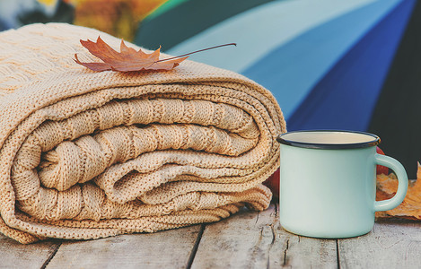 你好秋天背景美丽的秋天背景 你好 秋天 有选择的焦点水果毛衣太阳乡村叶子早餐木头杯子食物蒸汽背景