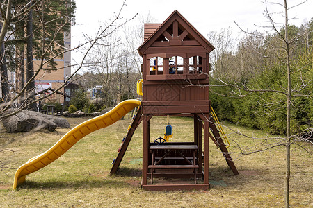小朋友的树屋儿童木制玩耍屋 在院子里滑着幻灯片背景
