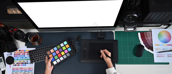 插画计算机女设计师在创造性办公室使用现代计算机和图形平板电脑背景