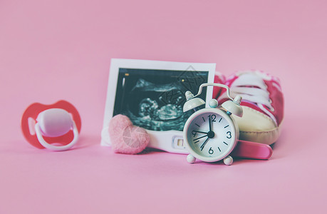 婴儿的照片和配件的超音速照片 有选择的聚焦点子宫母亲药品腹部男生超声波超声胚胎考试怀孕背景图片