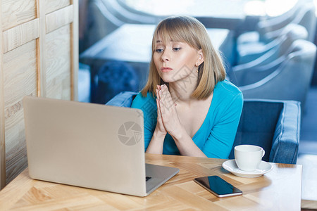 男友求原谅穿着蓝衬衫 坐着并从事计算机工作的情感劳动妇女失败电脑女孩女士工人互联网感激笔记本自由职业者商业背景