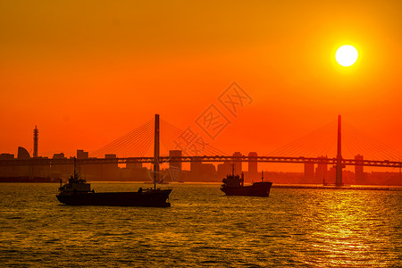 横滨海湾大桥横滨市风景的夜视和货船轮光影客船油船橙子车辆海面植物海洋血管太阳建筑背景