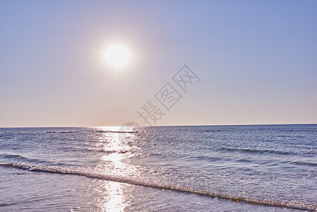 国外太阳素材丹麦日德兰半岛西海岸的复制空间 白天晴朗的天空和海滩 带有复制空间 在国外和海外度假和度假期间的蓝水和海景 阳光照耀着海水背景