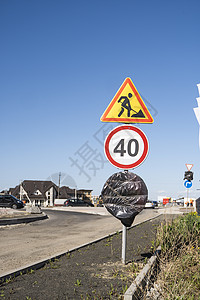道路上的道路标记 警告标志 国际交通标志道路建设和限速背景图片