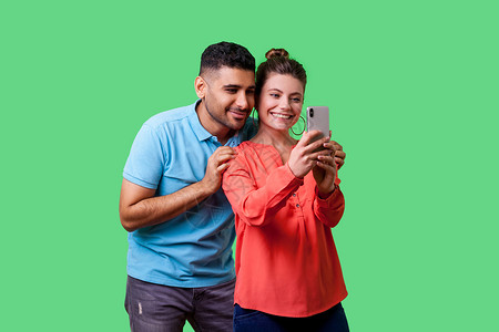 绿色背景的情感年轻情侣拉丁回忆喜悦享受拥抱伙伴互联网视频男人夫妻图片