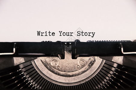 在旧的打字机上写你的故事文字 生活方式概念高清图片
