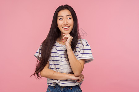 粉红色背景的亚洲年轻女性肖像女士条纹思考笑脸专注黑发长发微笑情感女孩图片