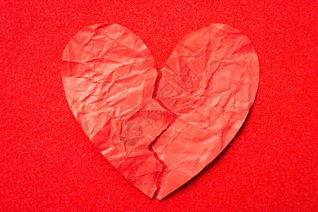 红纸心脏被红色背景撕碎的上下一拍高清图片