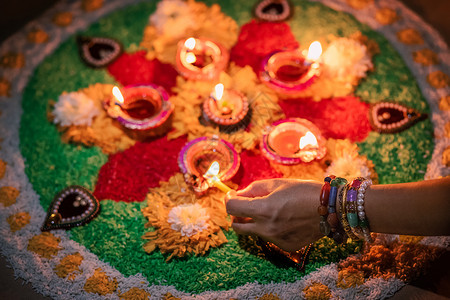 Diwali是印度教徒 Jains 锡克教徒和一些佛教徒庆祝灯光的节日黑暗假期装饰品旅行仪式蜡烛火焰文化庆典宗教背景图片