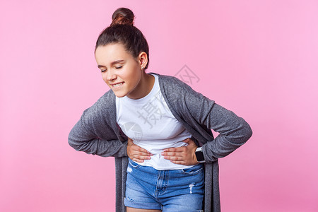 穿粉红色背景衣服的情感少女症状胃炎女孩肠胃痛苦青少年伤害便秘冒号问题图片