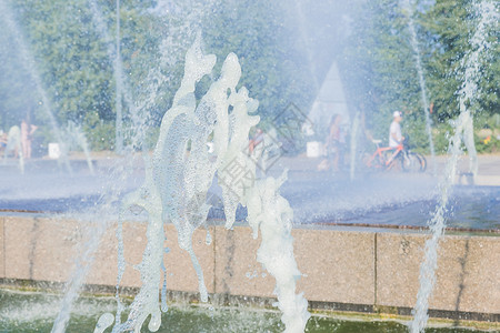 芦花荡公园从许多自来水龙头流出的清洁水 有火花般的滴落 喷泉中的水涌荡水池泡沫天空气泡运动公园溪流蓝色压力瀑布背景