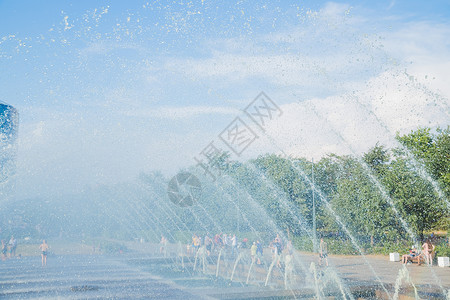 芦花荡公园从许多自来水龙头流出的清洁水 有火花般的滴落 喷泉中的水涌荡天空喷射飞沫流动运动力量水滴瀑布压力气泡背景