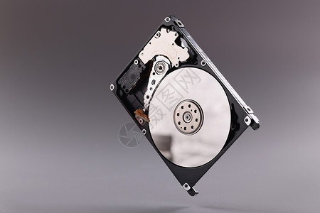 灰色背景上打开顶封面的硬硬硬磁盘驱动 HDD数据库机械硬件反射硬盘贮存记录数字电脑备份背景图片