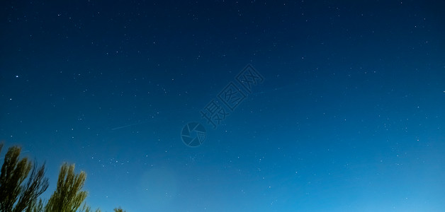 星夜天空背景 伊隆·穆斯克卫星在移动高清图片