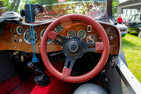 优质的老旧的计时器可以看到方向盘和一张旧的Vintag汽车的仪表板车辆金属车速内饰皮革控制车轮奢华杠杆收藏背景