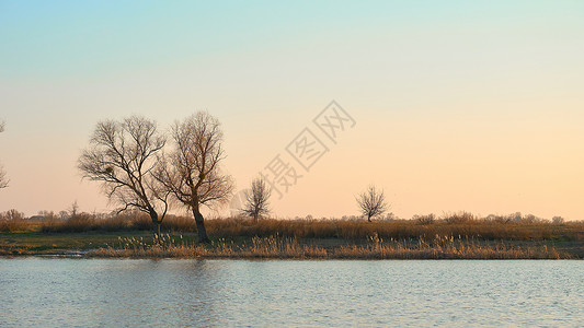 清春初河上美丽的日落高清图片