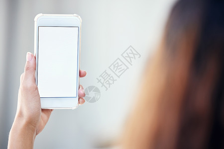 手拖手机在互联网上做的一切 都会留下你身后的痕迹 一个不知名的女人拿着空白屏幕的手机拍到的特写片子 镜头背景